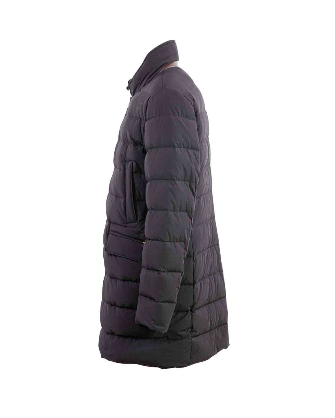 shop MOORER Saldi Cappotto: Moorer cappotto "Costanzo"dalla linea dritta appartenente alla linea Acqua.
Trapuntato a boudin monopetto e imbottito in piuma d’oca.
Realizzato in tessuto bielastico idrorepellente, compatto e resistente alla trazione.
Stacchino interno trapuntato rimovibile.
Doppia chiusura frontale.
Zip in metallo spazzolato a doppio cursore.
Bottoni in corno.
Tasche verticali sul petto.
Tasche a pattina sui fianchi.
Composizione: 88% Poliammidica,12% Poliuretanica.
Fabbricato in Italia.. COSTANZO KN-0402 number 3386175